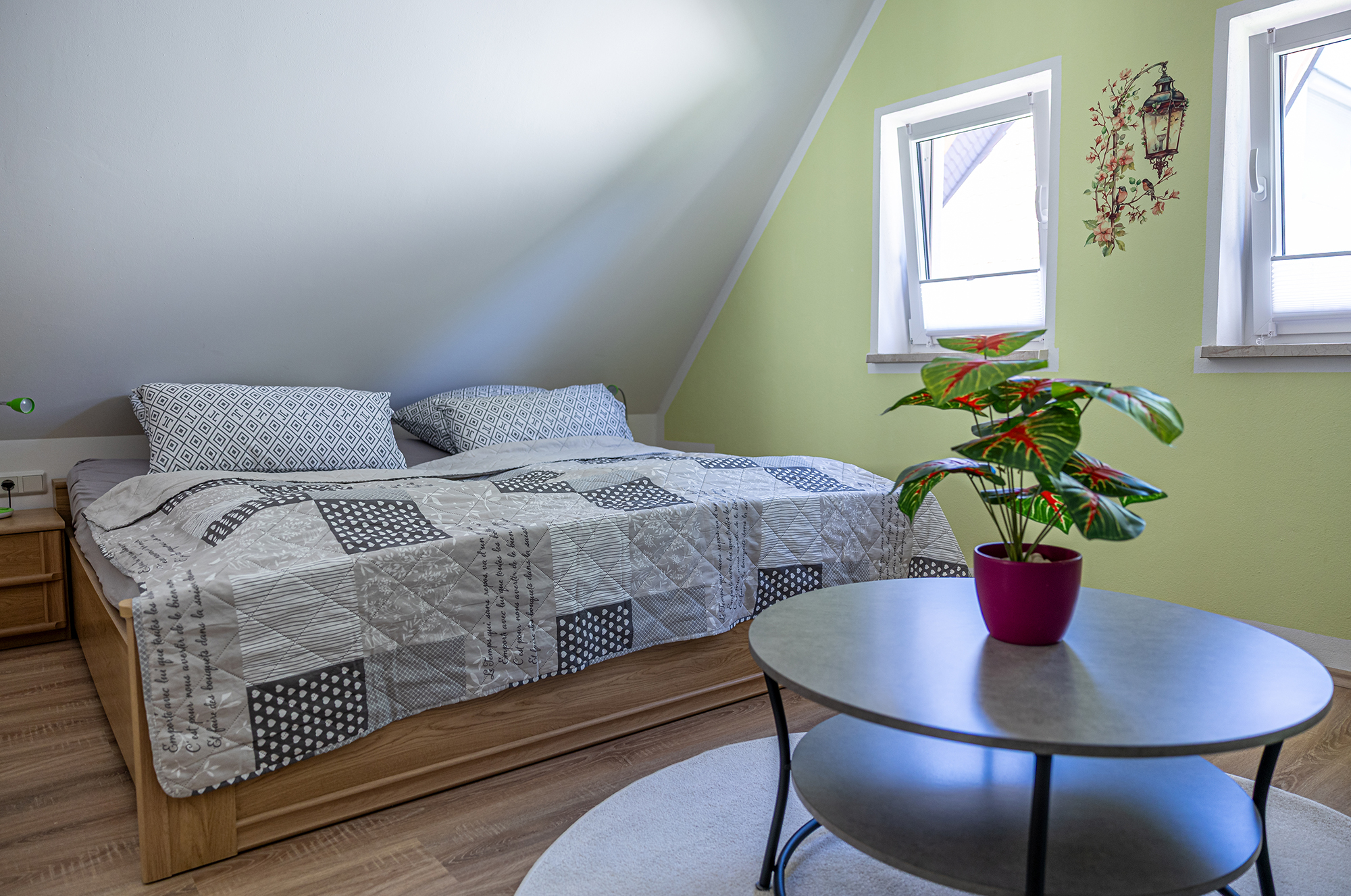 Schlafzimmer 1 ausgestattet mit einem Doppelbett